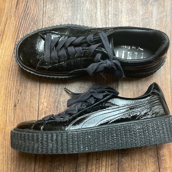 PUMA Fenty By Rihanna Black Crackled Sneaker Creeper Platform
Sneaker. Used - Picture 5 of 10
